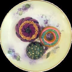 Tea Time and Cake – Shiri Phillips, Mixed Media on Porcellan
