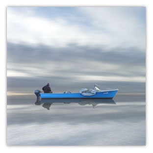 Blaues Boot mit Fischer 001 – Hartmut Kaiser
