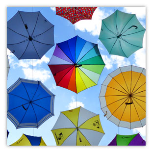 Fliegende Regenschirme, Frau Gerold 001 – Hartmut Kaiser