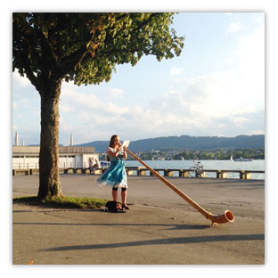 Frau mit Alphorn 001 – Hartmut Kaiser