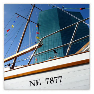 Prime Tower mit Schiff 001 – Hartmut Kaiser