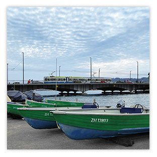 Ruderboote mit Quaibrücke 003 – Hartmut Kaiser